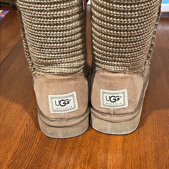 EUC UGG Classic Cardy Button Detailed Yarn Knit Boots Tan Wool Lining Size 8 - Picture 5 of 10